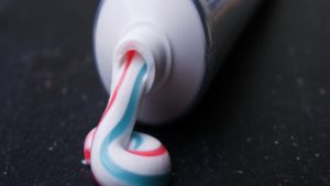 هل يمكن إجراء اختبار الحمل باستخدام معجون الأسنان ؟