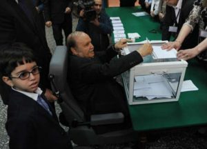 بوتفليقة يدلي بصوته في الانتخابات البرلمانية على كرسي متحرك