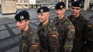 ألمانيا : ميركل تعارض إعادة العمل بالتجنيد الإجباري