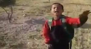 ” شتائم شعرية ” لطفل سوري لاجئ في لبنان تثير استهجاناً واسعاً ( فيديو )