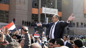 مصر : توقيف حقوقي و مرشح رئاسي سابق بتهمة ” ارتكاب فعل فاضح في مكان عام ” !
