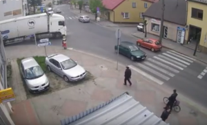 امرأة بولندية تختفي بعد أن تدهسها شاحنة ! ( فيديو )