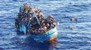 ليبيا : إنقاذ عشرات اللاجئين قبالة طرابلس و ترك آخرين بسبب ” نقص الإمكانات ” !