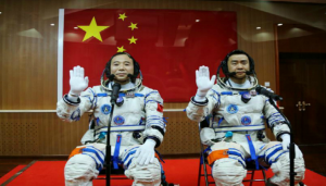 الصين ترسل رواد فضاء للعيش على القمر ( فيديو )
