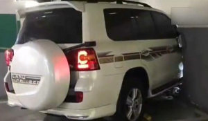 حادثة غريبة تودي بحياة شخص داخل مرآب للسيارات في الصين ( فيديو )