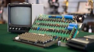 بيع أول كمبيوتر صنعته ” آبل ” بـ 110 ألاف يورو
