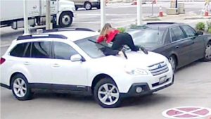 بالفيديو .. فتاة أميركية شجاعة تقفز فوق سيارتها لمنع لص من سرقتها