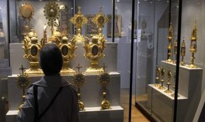 سرقة تاج مرصع بـ 1800 حجر كريم من متحف فرنسي