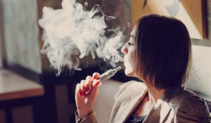 دراسة : نصف مستخدمي السجائر الإلكترونية ببريطانيا أقلعوا عن التدخين