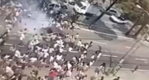 بالفيديو .. سائق متهور يدهس مظاهرة لعشرات الطلاب بسيارته في غواتيمالا