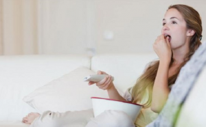 دراسة : تناول الطعام أثناء مشاهدة التلفاز يهدد بالسمنة