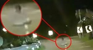 بالفيديو .. ” شبح ” يباغت سائق سيارة على طريق سريعة في ماليزيا