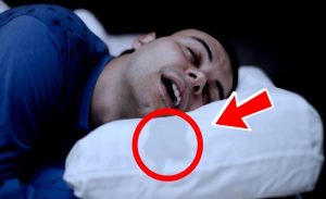 ماذا يعني وجود ” لعاب ” على وسادتك عند استيقاظك من النوم ؟