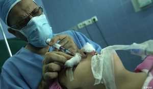 السعودية : أطباء تجميل يعرضون عملياتهم و مريضاتهم على ” سناب تشات ” ( فيديو )