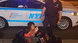 بالفيديو .. شرطي أمريكي يحرر مخالفة لطفلين أثناء لعبهما بسيارتهما الصغيرة !