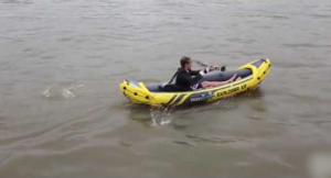 بالفيديو .. بريطاني يذهب إلى عمله بقارب مطاطي بسبب الزحام