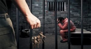 السعودية : حكم بالسجن 20 عاماً و ٢٠٠٠ جلدة لأب تحرش بابنته
