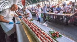 فرنسا تحتفل بـ ” مهرجان الفراولة ” بأطول كعكة في العالم