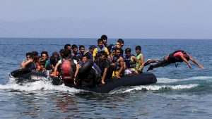اليونان تواصل إعادة اللاجئين السوريين إلى تركيا تنفيذاً للاتفاق ” الأوروبي – التركي “