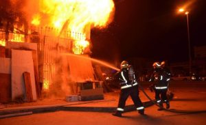 كادت تتسبب بكارثة .. شباب سعوديين يقومون بإخراج أسطوانات غاز من محل يحترق ( فيديو )