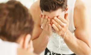 دراسة : رش المياه الباردة على الوجه صباحاً يقي من الأمراض