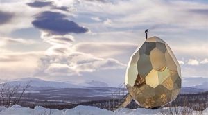 ” بيضة ” ذهبية عملاقة تصبح وجهة جذب سياحي في السويد