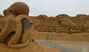 بالفيديو .. فنانون دنماركيون يحولون 13 ألف طن من الرمال إلى منحوتات بحرية