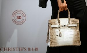 هونغ كونغ : بيع ” حقيبة يد ” بسعر قياسي في مزاد