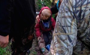 طفل روسي يبقى على قيد الحياة 4 أيام في غابة ” الدببة ” ( فيديو )