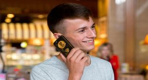 شاب روسي يفوز بـ ” هاتف ذهبي ” بعدما طرح على بوتين ” سؤالاً مميزاً “
