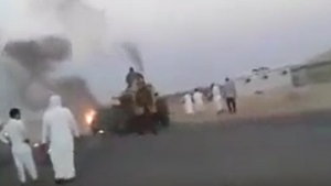 بالفيديو .. سحب سيارة مشتعلة من محطة وقود في السعودية
