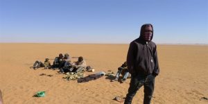 تخلى عنهم مهربوهم على الطريق إلى أوروبا .. النيجر : إنقاذ 24 مهاجراً في قلب الصحراء و مخاوف من مقتل العشرات