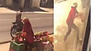 في تونس .. سائق يوقف القطار ليشتري ” الخوخ ” من بائعة متجولة ! ( فيديو )