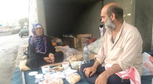 عائلات سورية تفترش أرصفة بيروت في انتظار وجبات الإفطار