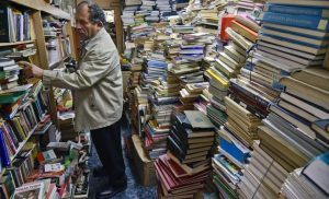 عامل نظافة كولومبي يؤسس مكتبة من كتب ملقاة بالنفايات