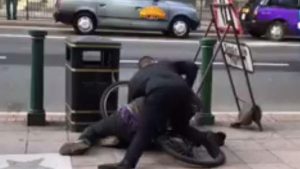 حارس بريطاني يفقد وظيفته بسبب اعتدائه على رجل مشرد ( فيديو )