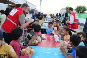 الهلال الأحمر التركي يوزع هدايا للأطفال الأيتام في إدلب ( صور )