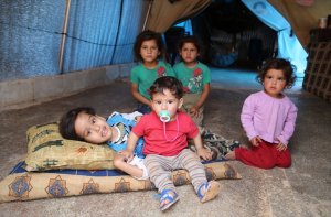 إدلب : مناشدة لمساعدة طفلة سورية تأمل الشفاء من ورم كبير في ظهرها