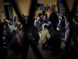 فيديو يعرض معاناة لاجئين محتجزين يتعرضون للتعذيب في ليبيا