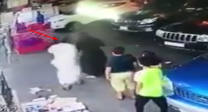 في السعودية .. رجل و امرأة يتبادلان الضرب و اللكمات في الشارع ! ( فيديو )