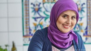ألمانيا : طباخة سورية لاجئة تؤلف كتاباً لتعليم الألمان الطبخ الشرقي