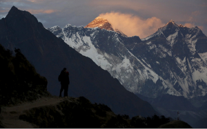 نيبال تخطط لإعادة قياس ارتفاع ” جبل إيفرست ” بعد زلزال عام 2015