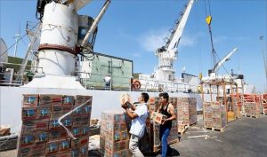 أول سفينة مواد غذائية تبحر من إزمير التركية إلى قطر