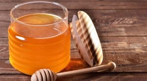 10 فوائد مدهشة للعسل على صحة الشعر و البشرة