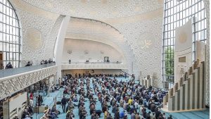 ألمانيا : المسلمون يؤدون صلاة الجمعة داخل مسجد كولونيا المركزي مع اقتراب انتهاء أعمال البناء فيه