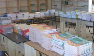 مسؤول نظامي : يتم إيصال الكتب المدرسية إلى ” مناطق ساخنة ” منها إدلب و ريف الرقة و غوطة دمشق