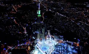 بالفيديو .. شابان سعوديان يسيران على حافة برج “ ساعة مكة ”