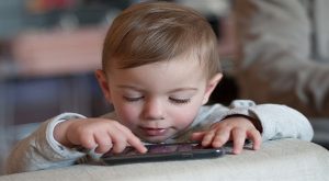 ألمانيا : دراسة تؤكد ارتفاع نسبة تعرض الأطفال لأمراض نفسية و مشاكل في اللغة و النطق بسبب استخدامهم للأجهزة الذكية