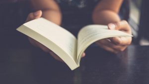 باحثون : تعلم القراءة في الكبر يمكن أن يعيد نشاط المخ في 6 أشهر