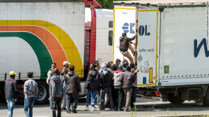 محاولات اللاجئين الوصول إلى بريطانيا عبر فرنسا تقتل ” سائق شاحنة ” !